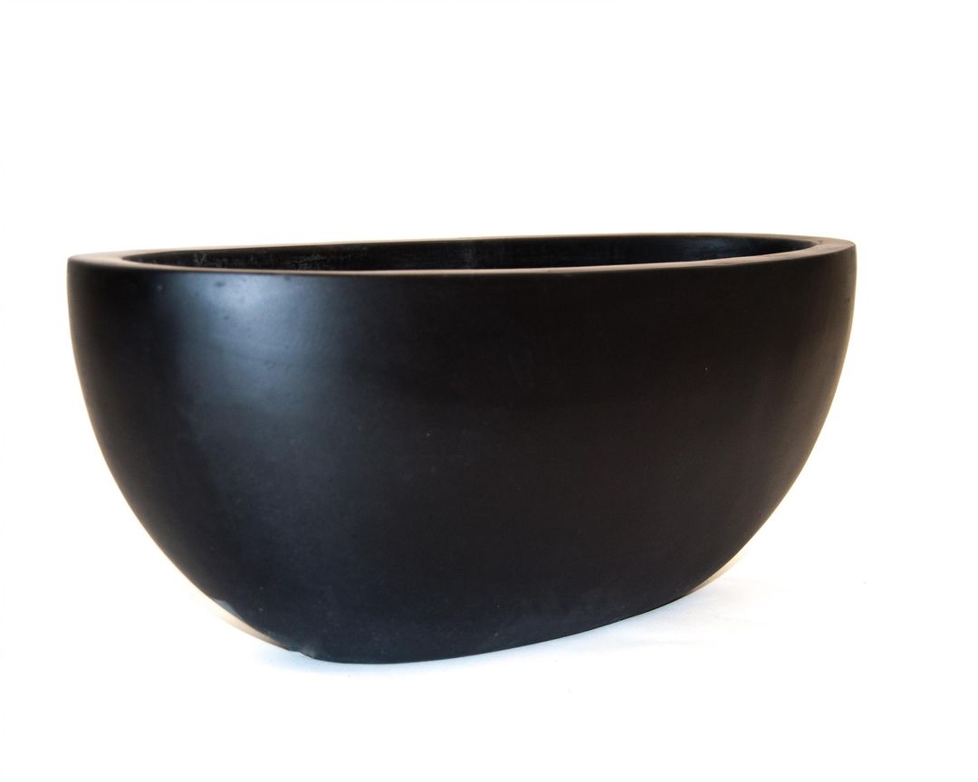 Ovaler Pflanzkübel aus Fiberglas in Schwarz-matt mit abgerundeter Schalenform vor weißem Hintergrund
