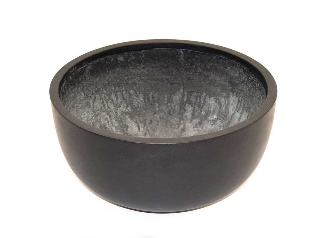 Runde Pflanzschale aus Fiberglas in Schwarz-Matt, leicht von oben gesehen mit Blick auf die graue Innenseite