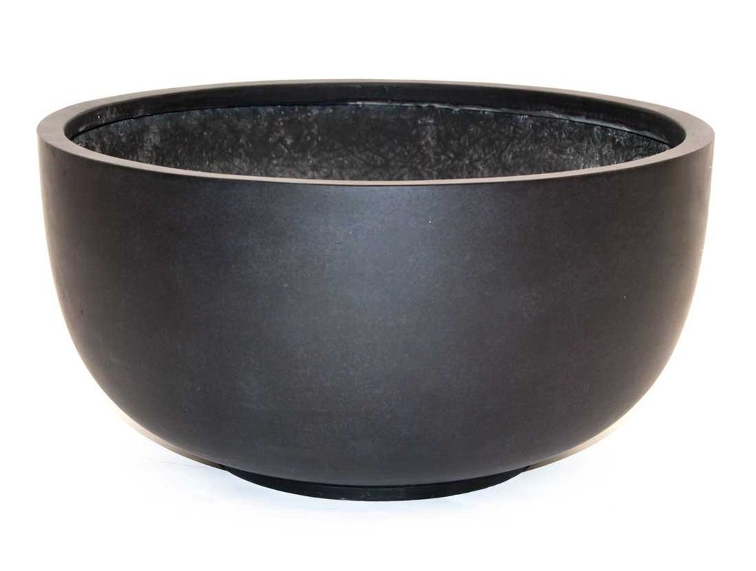 Runde Pflanzschale aus Fiberglas in Schwarz-Matt mit breitem Rand und kleinem Standring vor weißem Hintergrund
