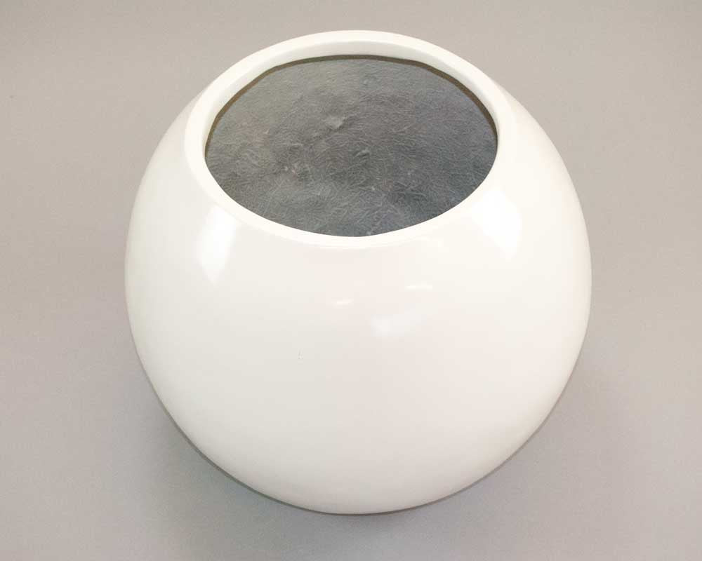 Pflanzkübel Ball aus Fiberglas in Hochglanz Weiß von schräg oben mit Blick in die graue Innenseite