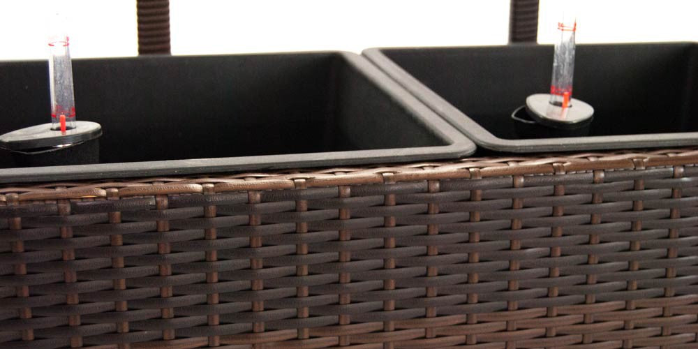 Detail eines Pflanzkübels aus Polyrattan in Coffee Braun mit zwei schwarzen Einsätzen und Wasserstandsanzeigern