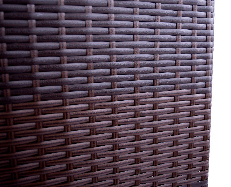 Nahaufnahme des Flechtmusters an der Seitenwand eines Pflanzkübels aus Polyrattan in Coffee Braun