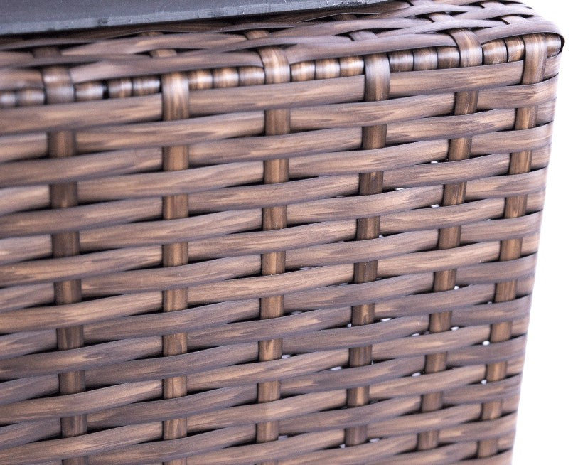 Nahaufnahme des braun melierten Polyrattan-Geflechts in Mocca an der Seitenwand und Kante eines Pflanzkübels