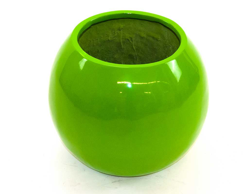 Runder Pflanzkübel in Ballform aus Fiberglas in Hochglanz Avocadogrün von schräg oben auf weißem Hintergrund