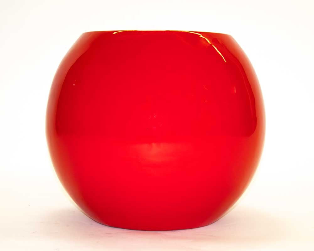 Runder Pflanzkübel aus Fiberglas in Hochglanz Rot in Kugelform mit glänzender Oberfläche vor hellem Hintergrund