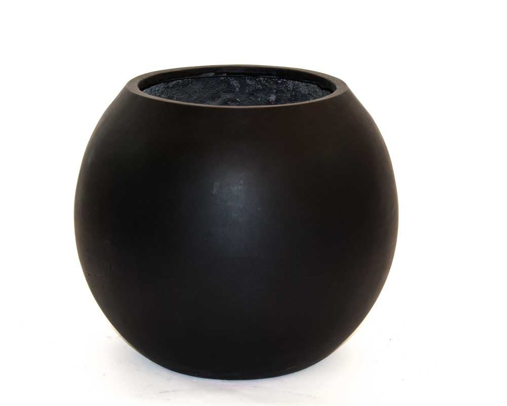 Schwarz-matter Pflanzkübel aus Fiberglas in Kugelform mit runder Öffnung vor hellem Hintergrund