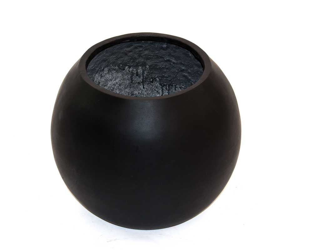 Schwarz-matter Pflanzkübel aus Fiberglas in Kugelform von schräg oben mit Blick auf die raue graue Innenseite