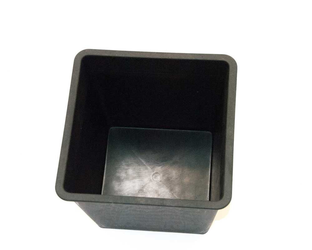 Schwarzer quadratischer Kunststoffeinsatz mit konischer Form, Blick von oben in den leeren Innenraum