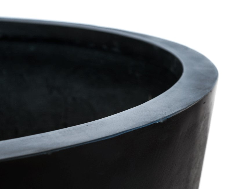 Nahaufnahme vom glatten runden Rand eines konischen Pflanzkübels aus Fiberglas in Schwarz-matt mit Blick ins Innere