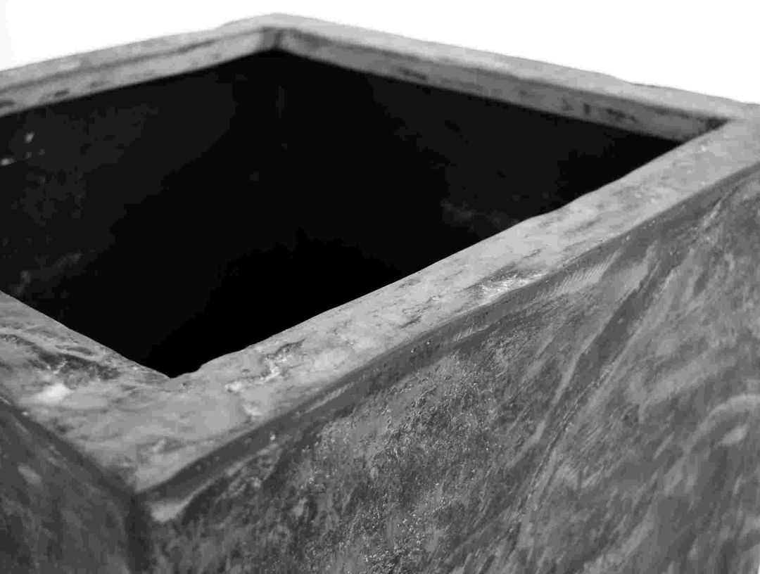 Nahaufnahme von Rand und Ecke eines quadratischen Pflanzkübels aus Fiberglas in anthrazit grauer Stein-Optik