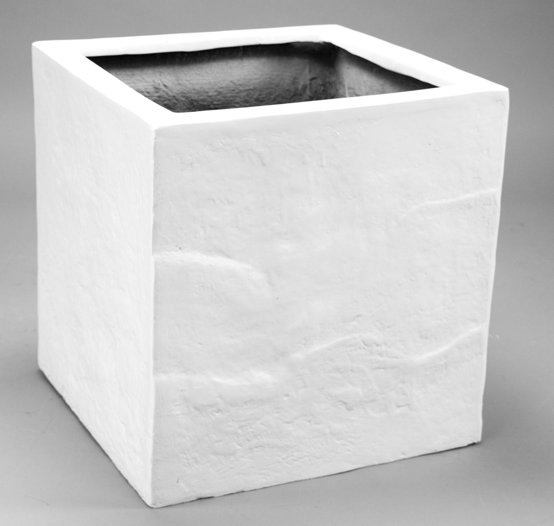 Quadratischer weißer Pflanzkübel aus Fiberglas in Stein-Optik mit strukturierter Oberfläche vor grauem Hintergrund