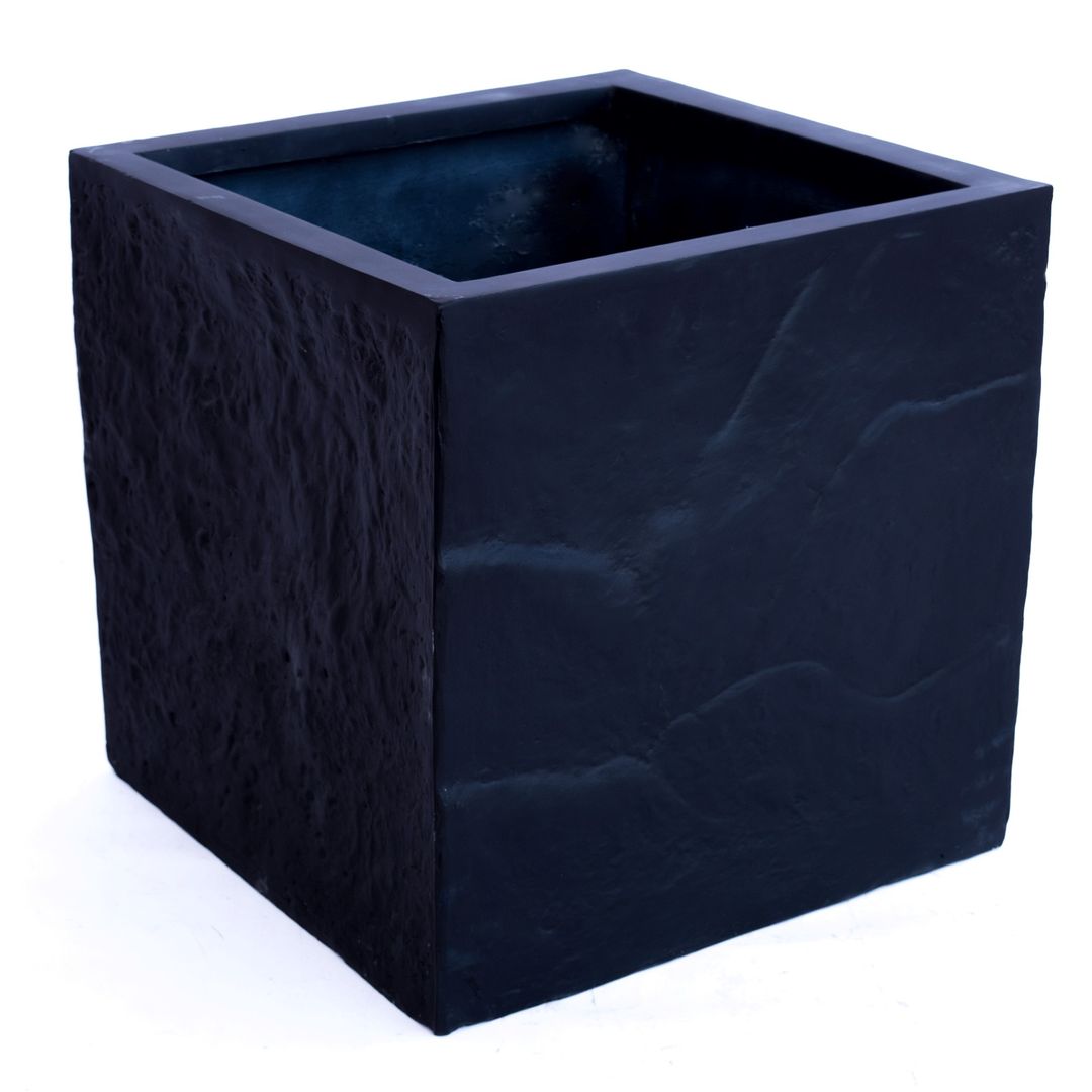 Quadratischer Pflanzkübel aus Fiberglas in Schwarz-matt mit Stein-Optik und strukturierten Seitenflächen auf weißem Grund