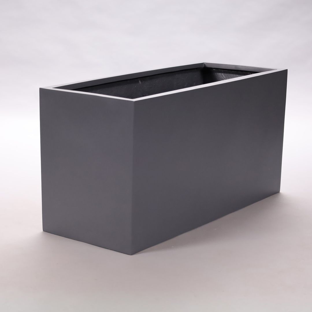 Rechteckiger Pflanzkübel aus Fiberglas in Anthrazit metallic, schräg von vorne vor hellgrauem Hintergrund