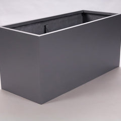 Rechteckiger Pflanzkübel aus Fiberglas in Anthrazit metallic, schräg von vorne vor hellgrauem Hintergrund