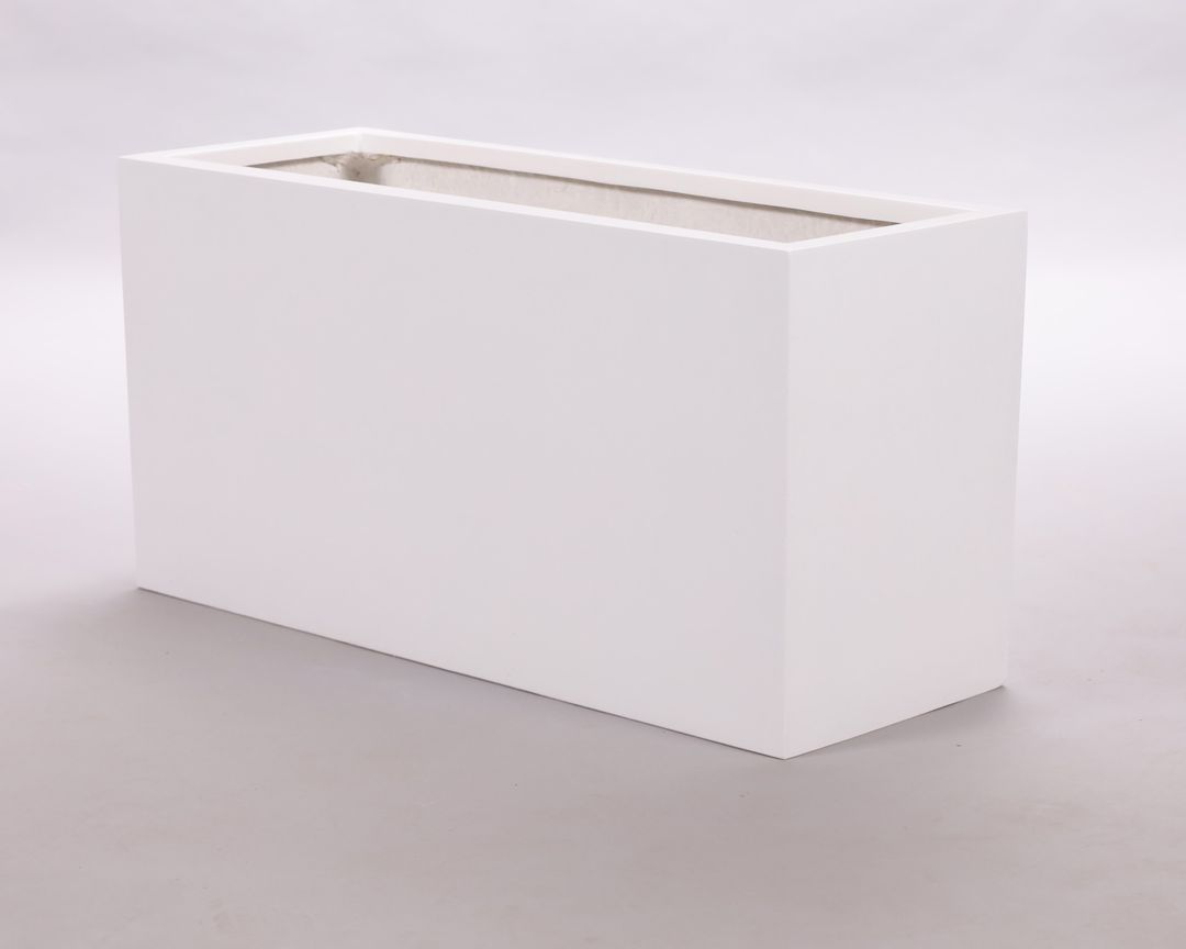 Rechteckiger Pflanzkübel aus Fiberglas in Perlmuttweiß mit kantigem Rand, schräg von oben vor grauem Hintergrund