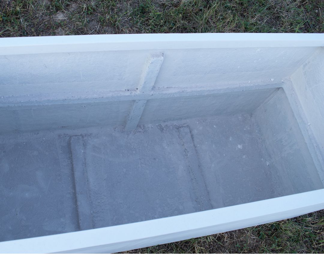 Blick von oben in einen rechteckigen Pflanzkübel aus Fiberglas in Perlmuttweiß mit Innenwand und Verstärkungsrippen am Boden
