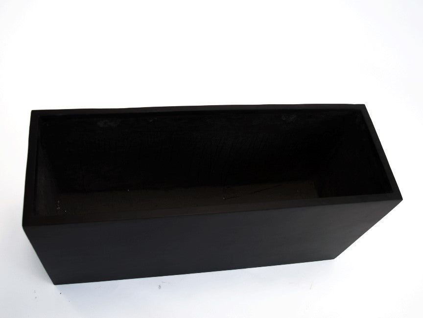 Rechteckiger Pflanzkübel aus Fiberglas in Schwarz-matt, schräg von oben fotografiert mit Blick in den Innenraum