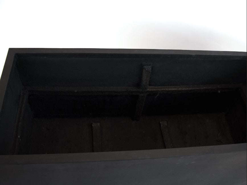 Blick in das Innere eines rechteckigen Pflanzkübels aus Fiberglas in Schwarz Matt mit Verstärkungsstreben