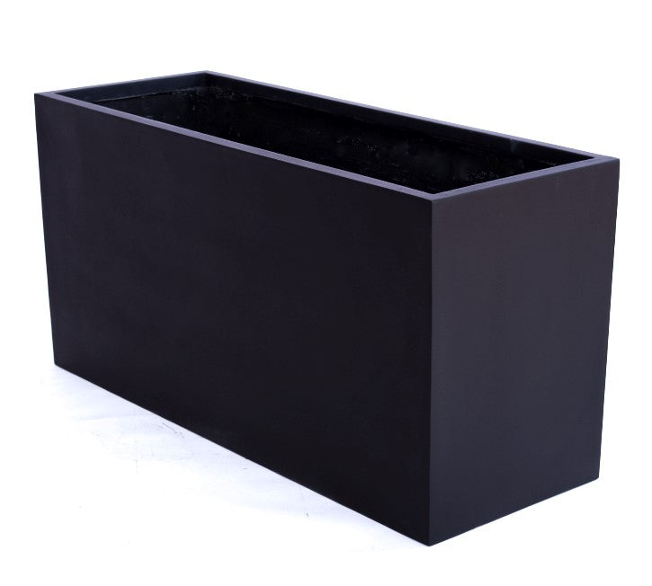 Rechteckiger Pflanzkübel aus Fiberglas in Schwarz-matt, leer und schräg von vorne vor weißem Hintergrund