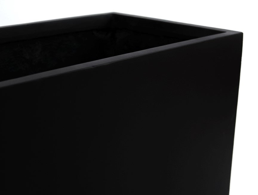 Nahaufnahme der oberen Ecke eines rechteckigen Pflanzkübels aus Fiberglas in Schwarz-matt mit Blick auf Rand und Innenseite