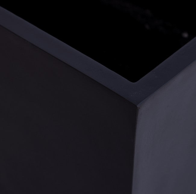 Nahaufnahme der Ecke und Oberkante eines rechteckigen Pflanzkübels aus Fiberglas in Schwarz-matt