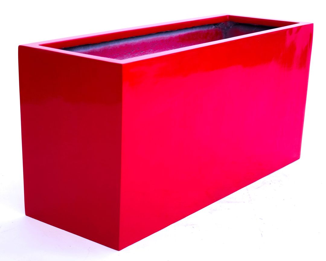 Rechteckiger Pflanzkübel aus Fiberglas in Hochglanz Rot, schräg von oben gesehen vor hellem Hintergrund