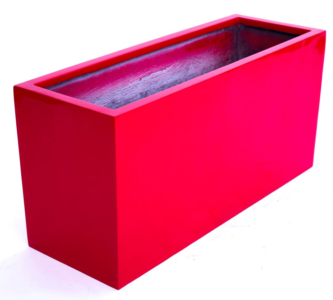 Rechteckiger Pflanzkübel aus Fiberglas in Hochglanz Rot, schräg von oben mit Blick in den grauen Innenraum