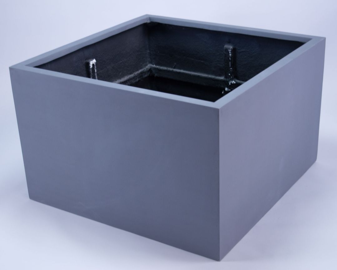 Niedriger quadratischer Pflanzkübel aus Fiberglas in Grau, leer von schräg oben mit schwarzem Innenraum
