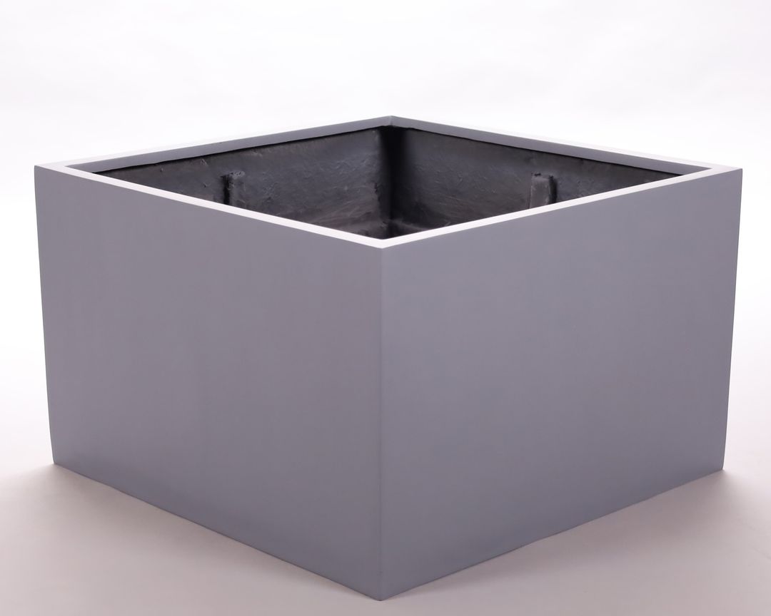 Niedriger quadratischer Pflanzkübel aus Fiberglas in Grau mit dunkler Innenseite vor hellem Hintergrund