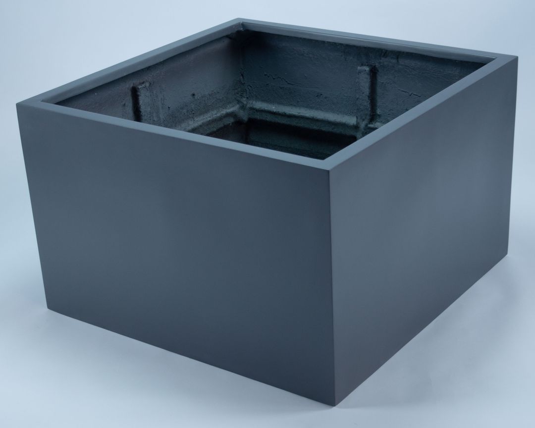 Niedriger quadratischer Pflanzkübel aus Fiberglas in Anthrazit-Metallic mit Blick in den offenen Innenraum