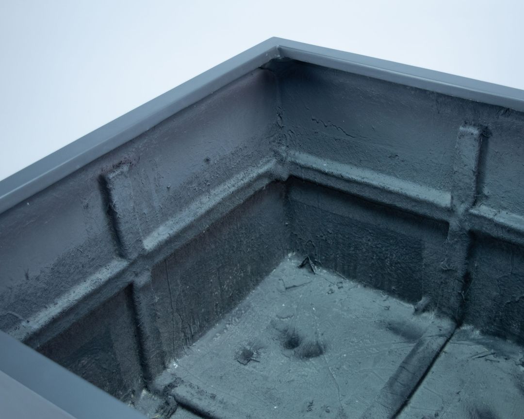 Detailansicht der Innenecke eines quadratischen Pflanzkübels aus Fiberglas in Anthrazit mit Rand und Innenrippen