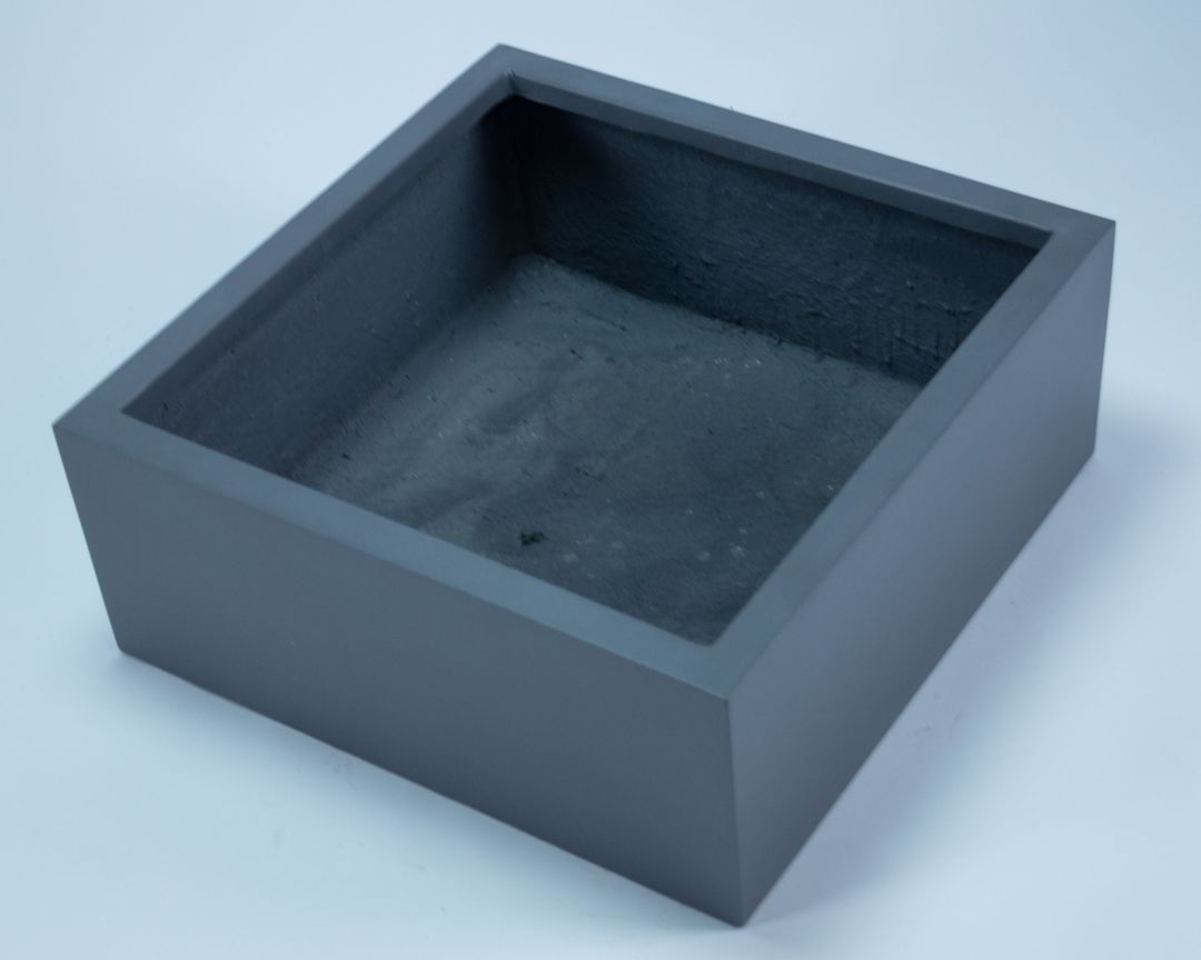 Niedriger quadratischer Pflanzkübel aus Fiberglas in Anthrazit metallic, schräg von oben mit Blick in den Innenraum
