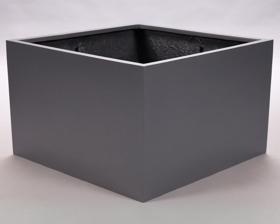 Niedriger quadratischer Pflanzkübel aus Fiberglas in Anthrazit-metallic vor hellgrauem Hintergrund