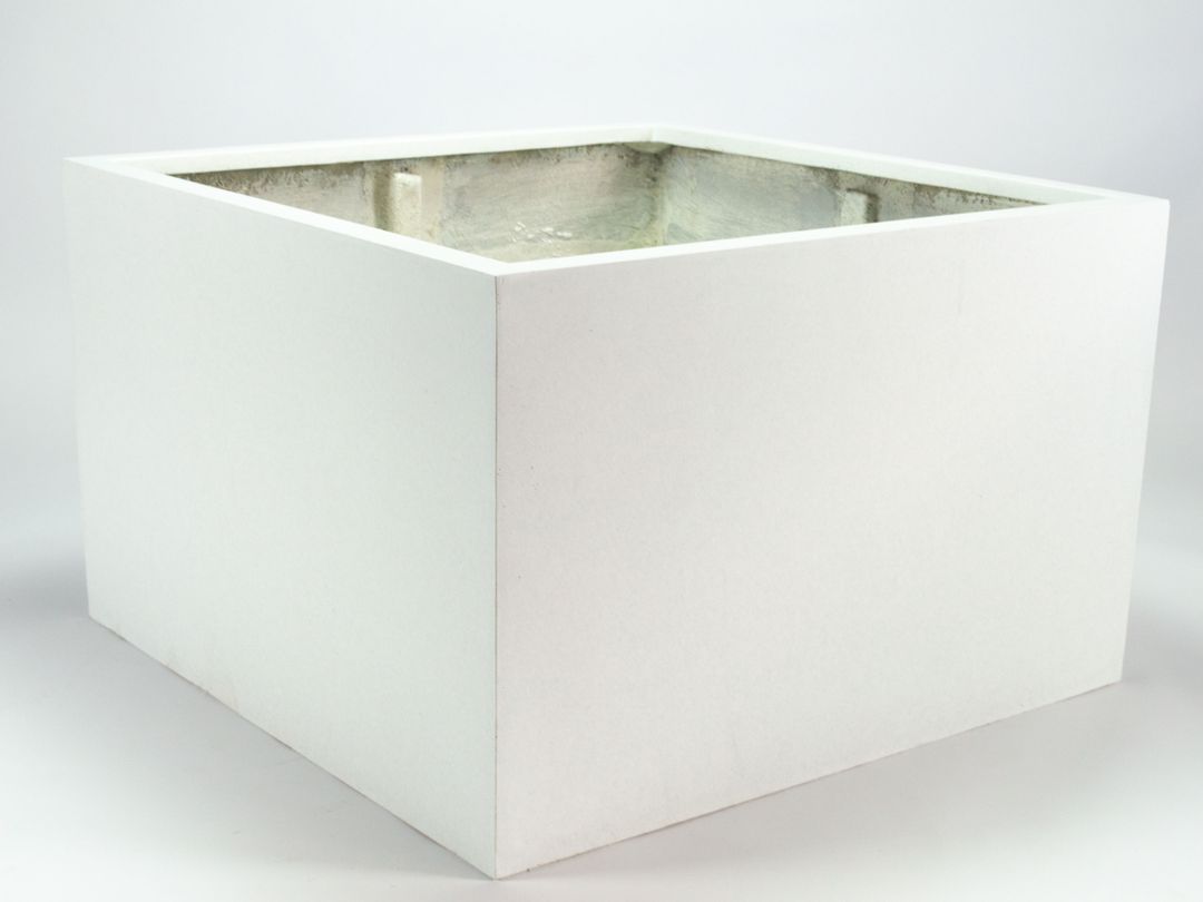 Niedriger quadratischer Pflanzkübel aus Fiberglas in Perlmuttweiß, leer und schräg von oben mit Blick in den Innenraum