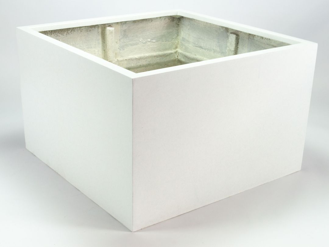 Niedriger quadratischer Pflanzkübel aus Fiberglas in Perlmuttweiß, leer mit Blick ins Innere, vor hellgrauem Hintergrund