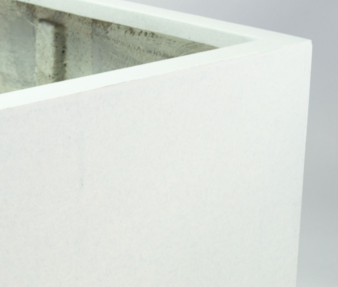 Detailansicht der Ecke eines quadratischen Pflanzkübels aus Fiberglas in Perlmuttweiß mit Blick auf Rand und Innenseite