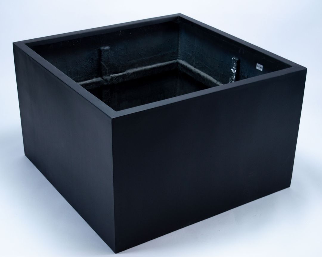 Niedriger quadratischer Pflanzkübel aus Fiberglas in Schwarz-matt, schräg von oben mit Blick in den leeren Innenraum