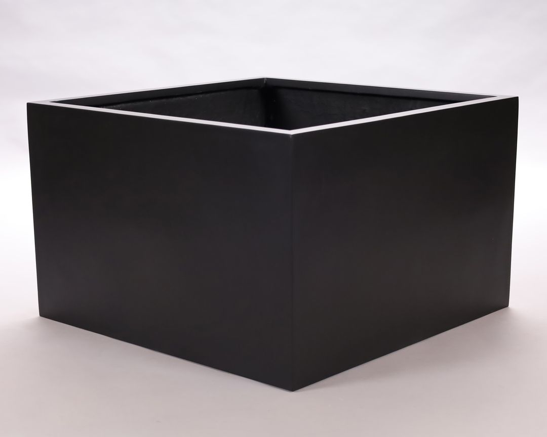 Niedriger quadratischer Pflanzkübel aus Fiberglas in Schwarz-matt schräg von vorn vor hellgrauem Hintergrund
