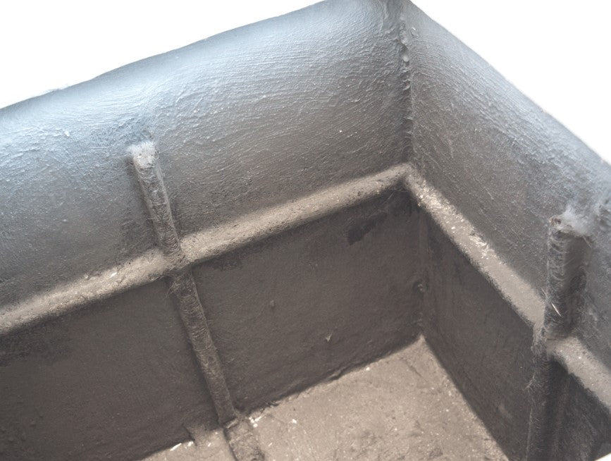 Blick in das dunkelgraue Innere eines quadratischen Fiberglas-Pflanzkübels mit Verstärkungsstreben an den Wänden