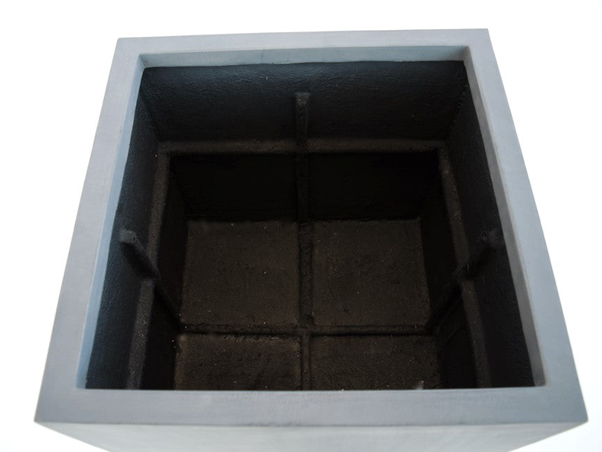 Blick von oben in einen quadratischen grauen Pflanzkübel aus Fiberglas mit schwarzer Innenseite und Verstrebungen