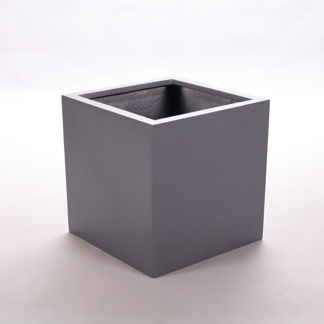Quadratischer Pflanzkübel aus Fiberglas in Anthrazit metallic, leer, von schräg oben vor hellem Hintergrund