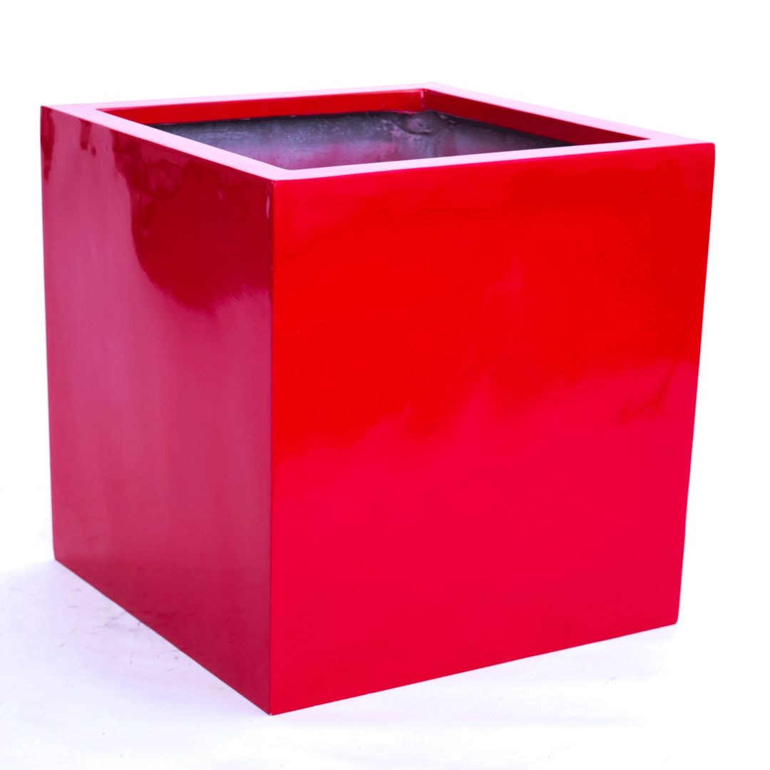 Quadratischer Pflanzkübel aus Fiberglas in Hochglanz Rot ohne Bepflanzung auf einer Treppenstufe mit Fliesen