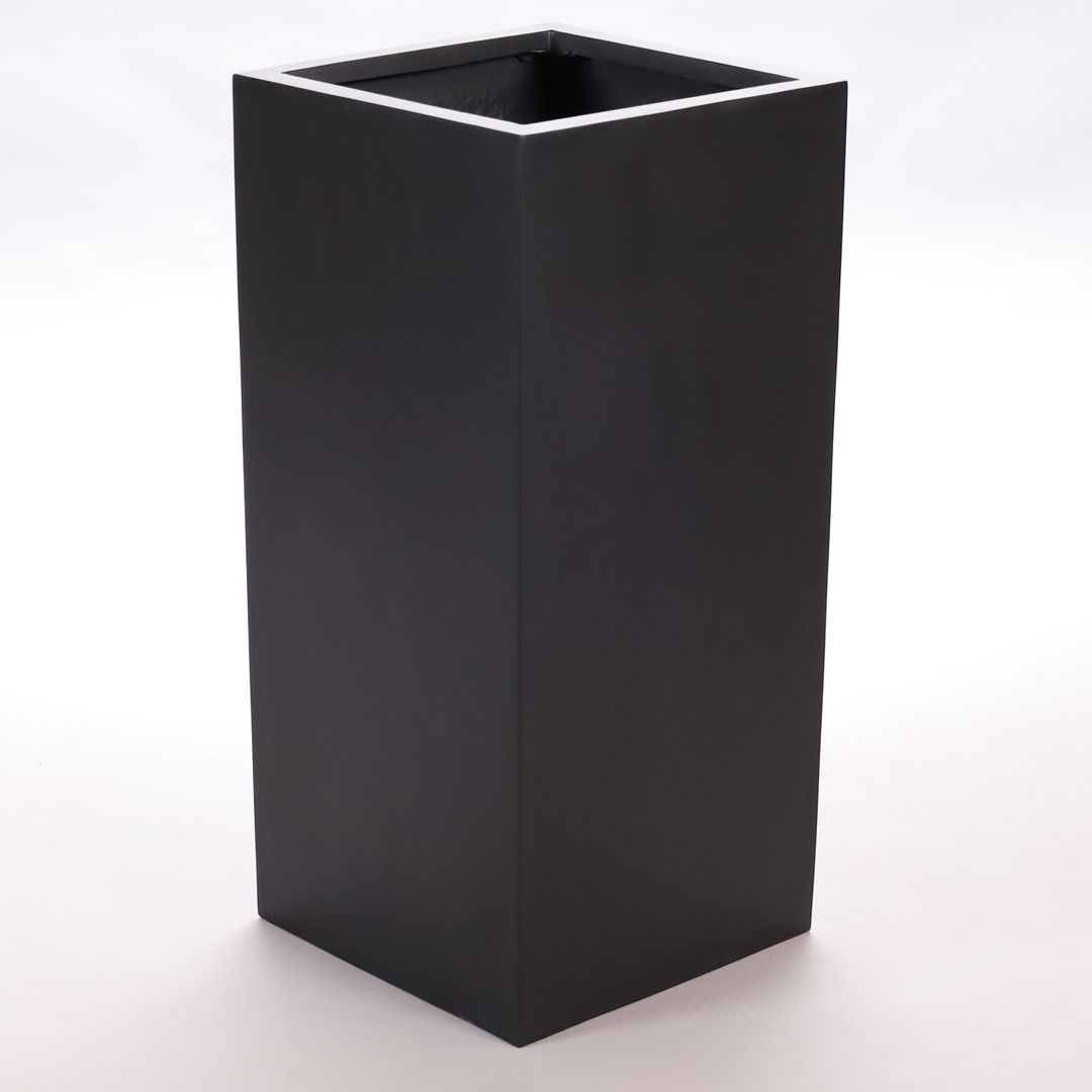 Schwarz-matter Pflanzkübel aus Fiberglas in hoher quadratischer Säulenform vor hellem Hintergrund