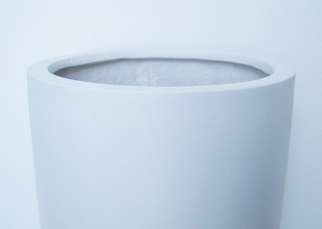 Detailansicht des oberen Randes eines runden konischen Pflanzkübels aus Fiberglas in Perlmuttweiß