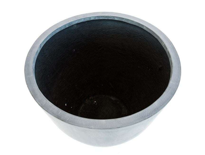 Runder konischer Pflanzkübel aus Fiberglas in Grau, schräg von oben mit Blick in den dunklen Innenraum