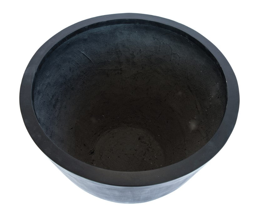 Blick von oben in den runden Pflanzkübel aus Fiberglas in Schwarz-matt mit breitem Rand und dunklem Innenraum