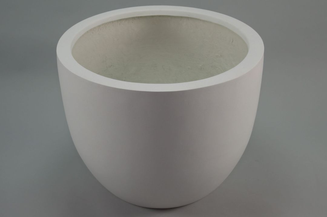 Runder konischer Pflanzkübel aus Fiberglas in Perlmuttweiß mit abgerundeter Form vor grauem Hintergrund