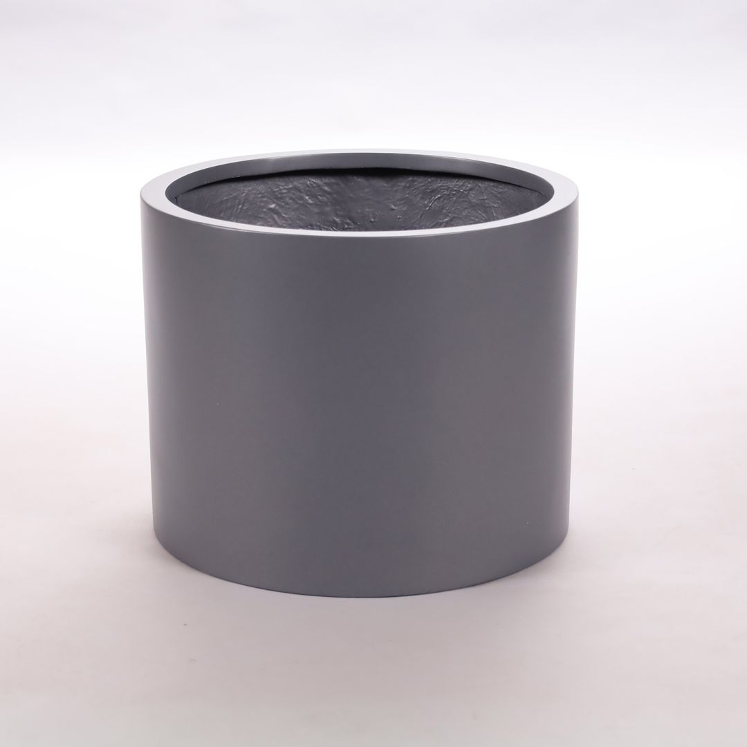 Zylindrischer Pflanzkübel aus Fiberglas in Anthrazit-Metallic mit strukturierter Innenseite vor hellgrauem Hintergrund