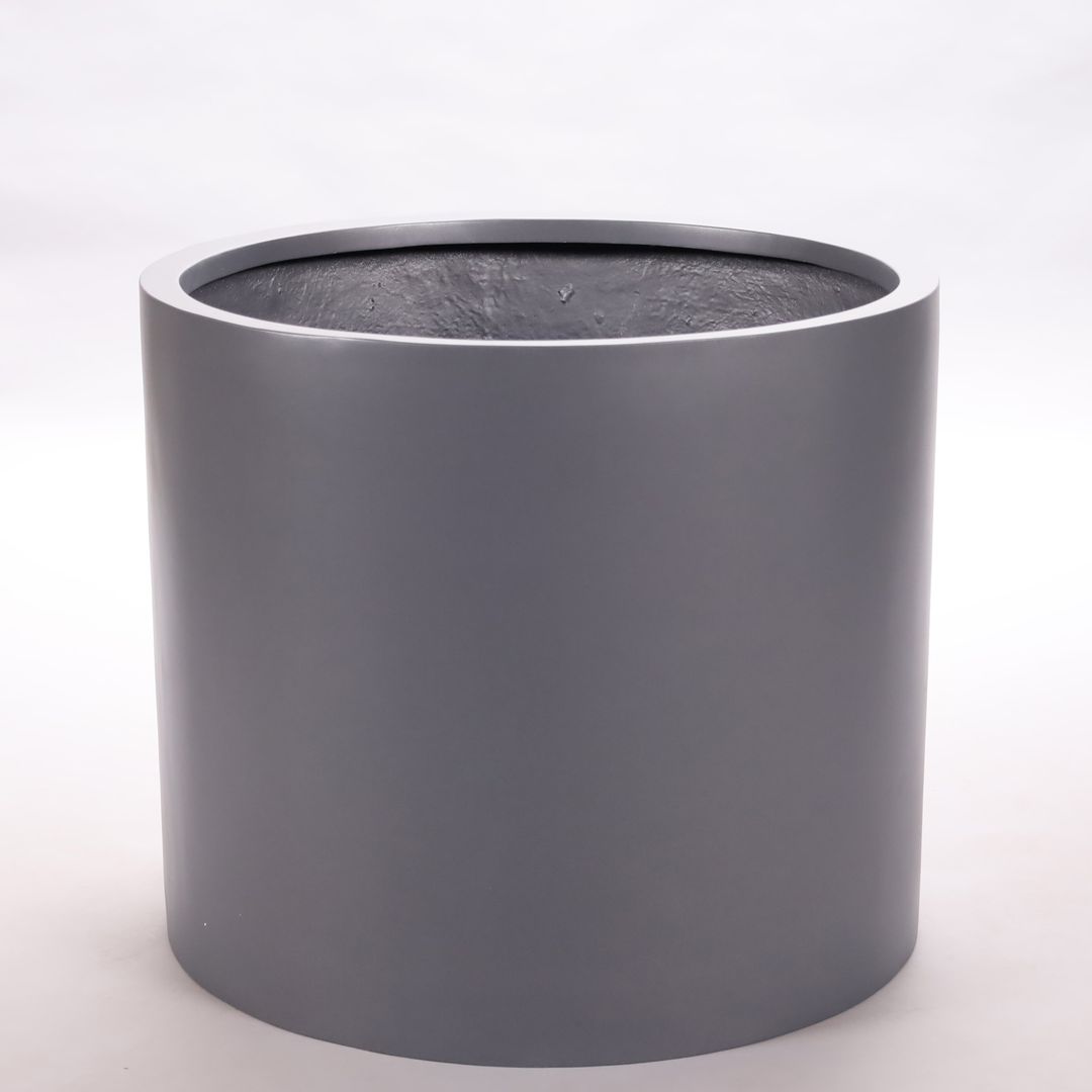 Leerer zylindrischer Pflanzkübel aus Fiberglas in Anthrazit-Metallic mit flachem Rand vor hellem Hintergrund