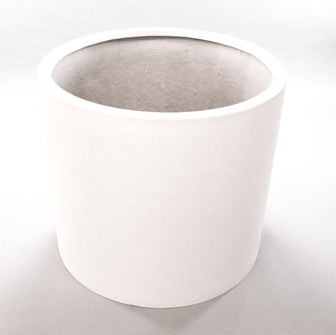 Zylindrischer Pflanzkübel aus Fiberglas in Perlmuttweiß, leicht von oben mit Blick in den grauen Innenraum